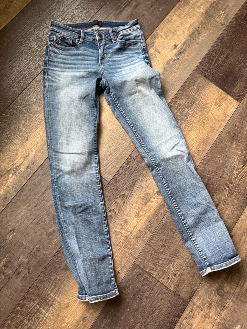 Buckle Women's Medium Wash Straight Leg Jeans